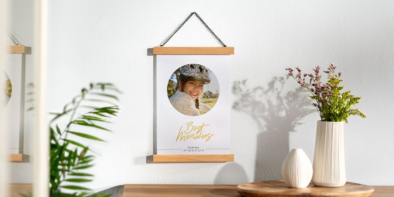 Ce poster a un fond blanc. Au centre de l’image, on peut voir le portrait d’une jeune fille portant un casque de vélo. En dessous, le texte : « Best Memories » en effet relief or.